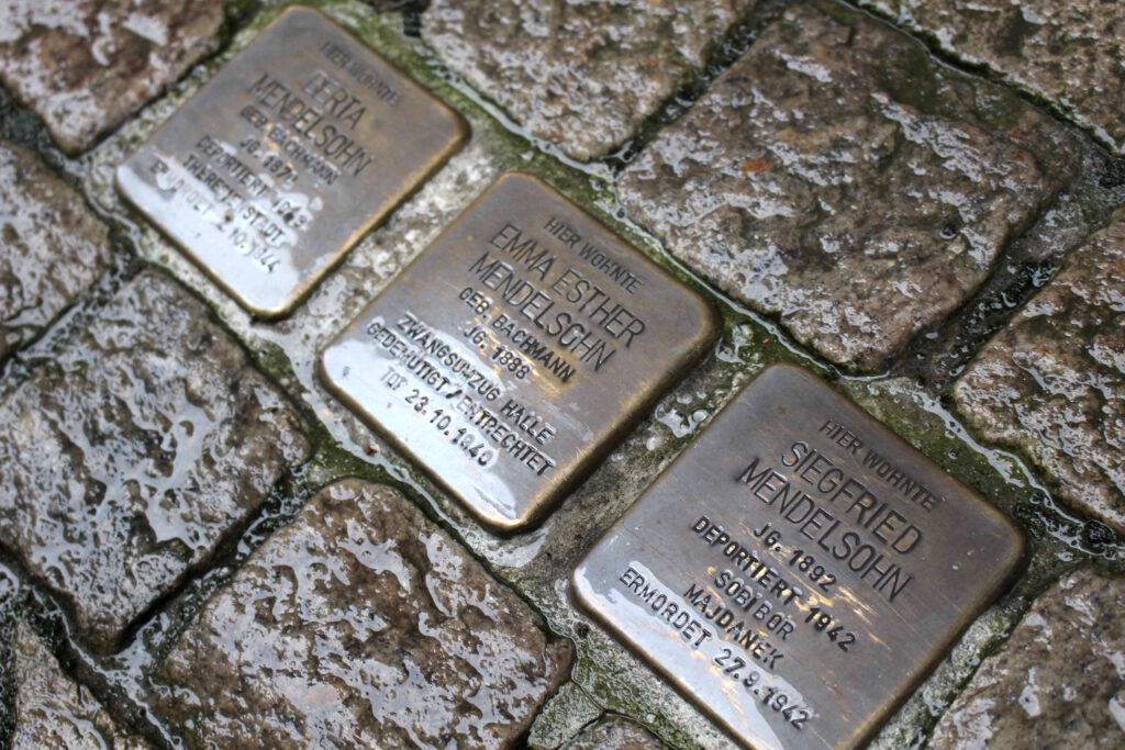 Kirche verurteilt Zerstörung und Raub von Stolpersteinen